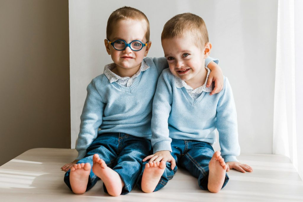 Posso vestir meus filhos gêmeos com roupas iguais?