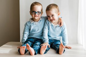 Posso vestir meus filhos gêmeos com roupas iguais?